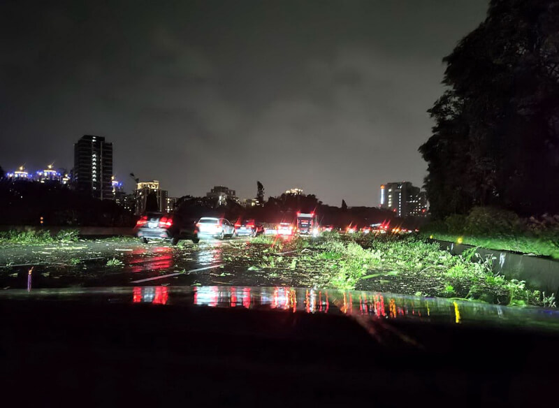 國道警察第六大隊31日晚間表示，國道3號北向41公里（土城路段），因康芮颱風導致邊坡路樹倒塌，樹枝及樹葉散落車道致影響車流，高公局暫時封閉道路，工務段到場清掃作業，無人受傷。（國道警察局提供）中央社記者黃旭昇新北傳真 113年10月31日