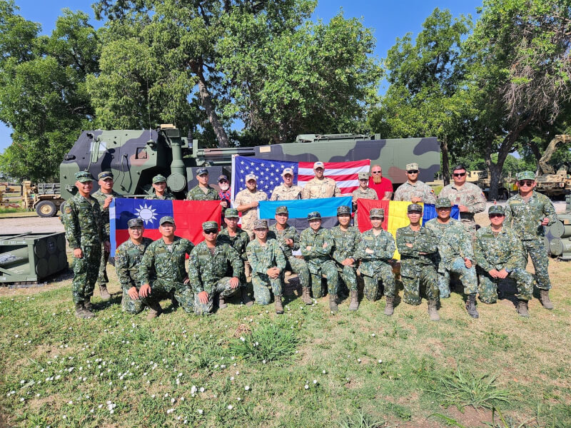 國軍對美採購海馬斯多管火箭系統，陸軍今年派官兵赴美受訓，受訓人員在訓場合影時，中華民國國旗與美國、愛沙尼亞、羅馬尼亞等國旗並列。（圖取自facebook.com/13M.CRITZ.HALL）