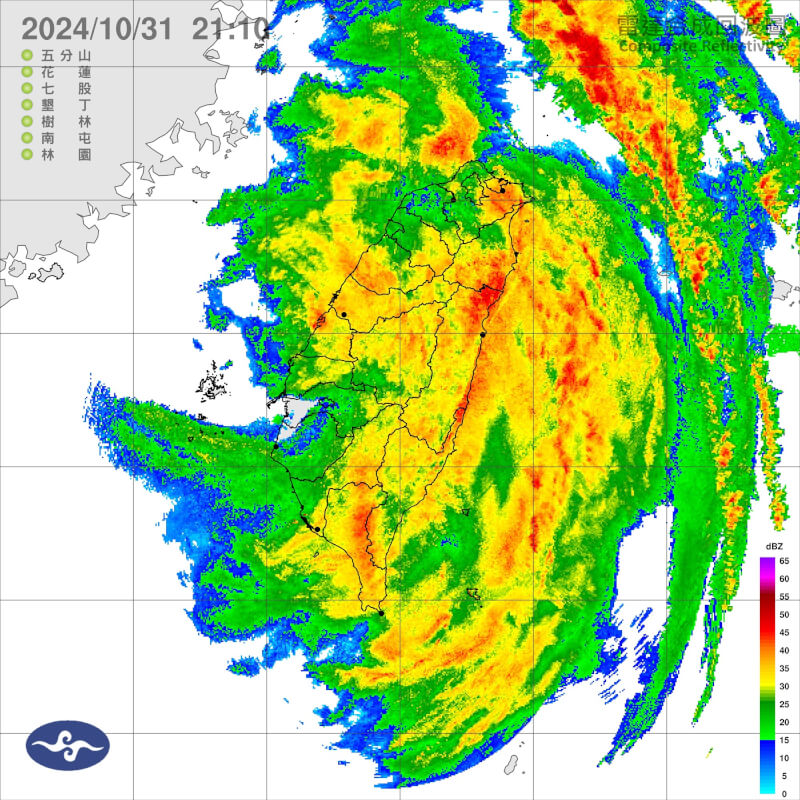 氣象署表示，颱風康芮強度在過去3小時稍微減弱，近中心風速每秒為40公尺，十級暴風半徑也縮小到70公里。圖為雷達回波圖。（圖取自氣象署網頁cwa.gov.tw）