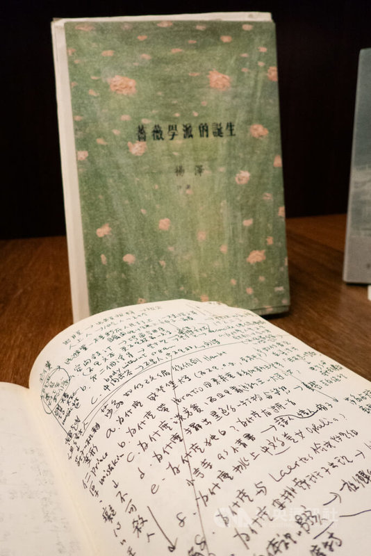 詩人楊澤的筆記本與詩作「薔薇學派的誕生」於9月26日至28日在法國國家圖書館BnF「台灣文學大師週」展出。中央社記者李若韻巴黎攝 113年10月31日