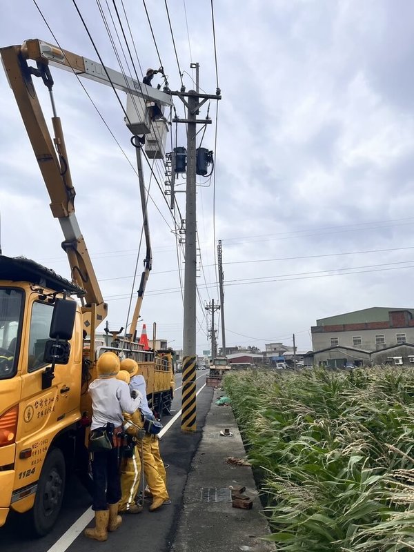 颱風康芮暴風圈籠罩全台灣，雲林地區多條饋線跳脫、配電線路受損，曾停電戶數逾1萬8000戶；截至31日下午5時止，仍有逾7000戶尚未復電，台電積極搶修中。（台電提供）中央社記者姜宜菁傳真  113年10月31日