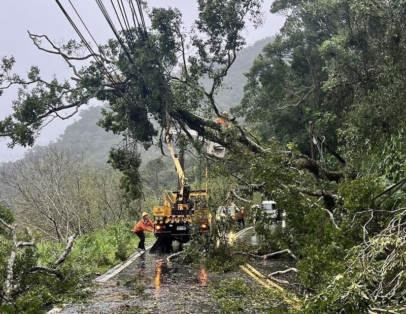 颱風康芮來襲，台電新竹區營業處表示，大新竹地區31日停電戶數達1萬1200餘戶，包括新竹縣山區8200戶、新竹市沿海地區3000多戶，台電全力動員搶修。（台電新竹區營業處提供）中央社記者魯鋼駿傳真 113年10月31日