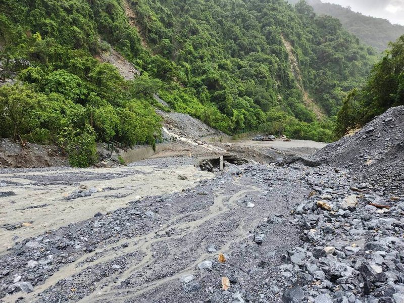 颱風康芮影響,台9線161.3k匯德隧道北口土石流坍土方約1萬2000立方公尺,預計2日中午12時搶通。(公路局提供)中央社記者張祈傳真 113年11月1日