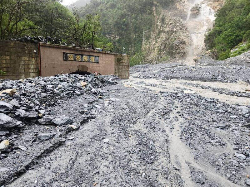 受颱風康芮強風、降雨影響，台9線161.3k匯德隧道北口土石流坍土方約1萬2000立方公尺，預計2日中午12時搶通。（公路局提供）中央社記者張祈傳真  113年11月1日