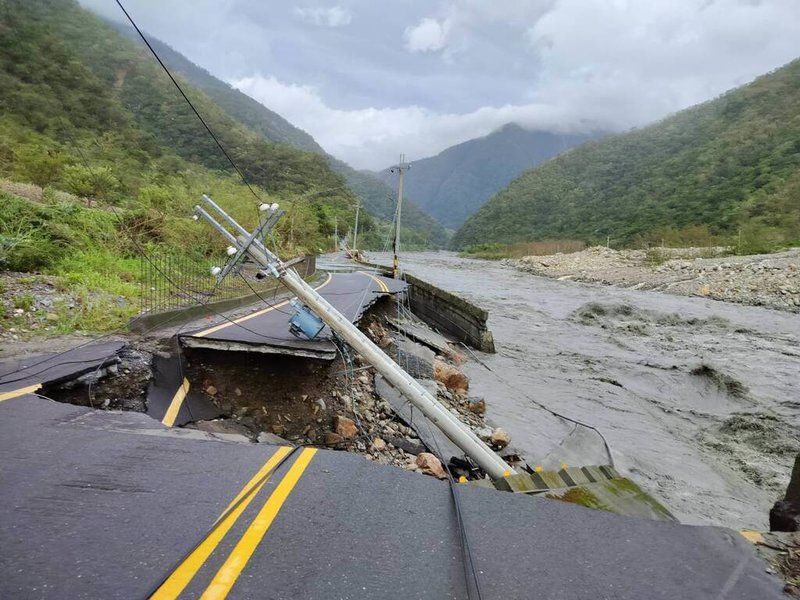 颱風康芮在宜蘭縣南澳鄉造成不少災情，鄉內多條道路路面塌陷，部分路基也遭淘空中斷，鄉公所1日已建請相關權責單位及廠商盡速排除處理。（南澳鄉公所提供）中央社記者沈如峰宜蘭縣傳真  113年11月1日