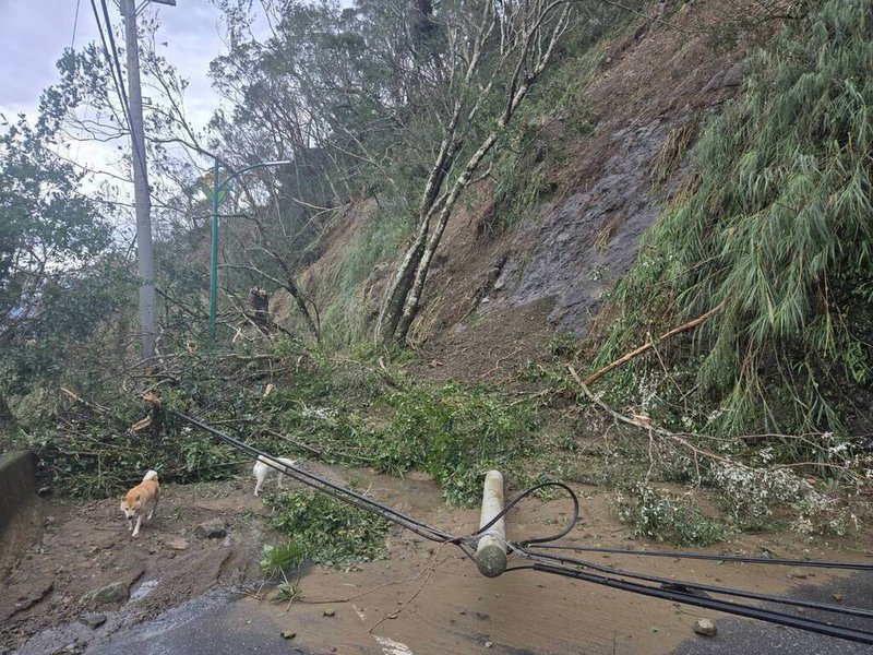 颱風康芮襲台，花蓮玉里鎮赤科山產業道路坍方，山區斷電、網路通訊不穩定。（李姓民眾提供）中央社記者張祈傳真 113年11月1日