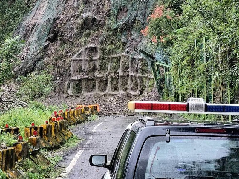 颱風康芮為高雄山區帶來風雨，桃源區藤枝聯外道路1.5K及10.2K處1日上午發生路樹倒塌、落石坍方，道路雙向管制，禁止通行。（高雄市六龜警分局提供）中央社記者洪學廣傳真  113年11月1日