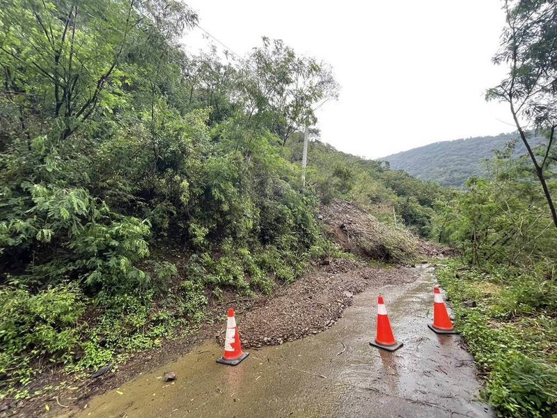 颱風康芮遠離，但屏東山區大雨不斷，1日上午來義鄉南和村往舊白鷺道路發生土石崩塌，警方已暫時封閉道路。（屏東縣潮州警分局提供）中央社記者李卉婷傳真  113年11月1日