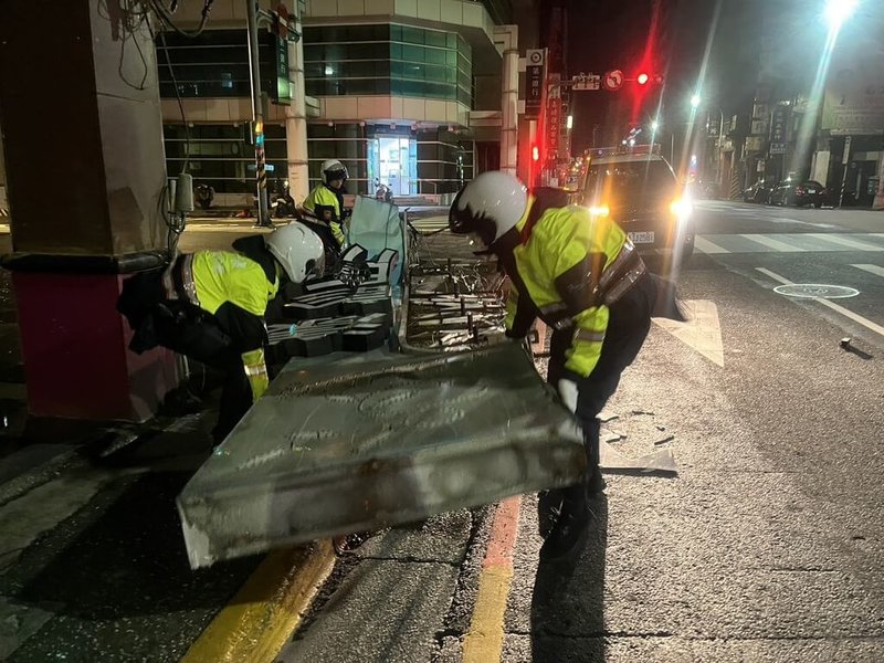 受颱風「康芮」影響，基隆市10月31日晚上風狂雨驟。基隆警方1日凌晨獲報，義一路有招牌掉落、影響交通，隨即派員先將招牌搬至路旁，並通知災害應變中心到場協助排除。（警方提供）中央社記者沈如峰基隆傳真  113年11月1日