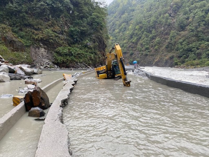 颱風康芮帶來強風豪雨，台8臨37線中橫便道上谷關到德基路段的路基被沖壞，谷關工務段1日派員前往搶修，但因路面積水太深，機具無法前進，只能撤退等待積水消退。（民眾提供）中央社記者趙麗妍傳真  113年11月1日