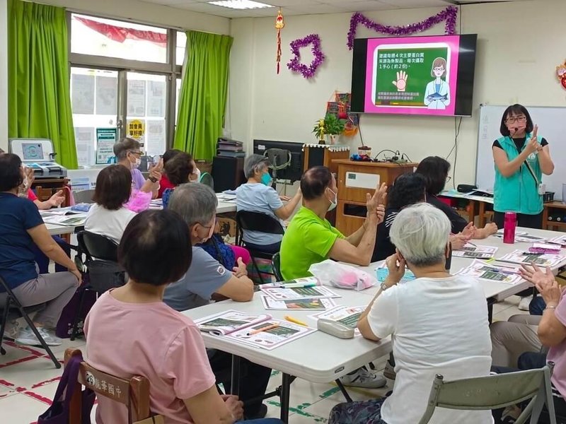 高雄市社區營養推廣中心透過團體活動，分享營養知識，藉以提升長者的健康意識。（高雄市衛生局提供）中央社記者林巧璉傳真  113年11月1日