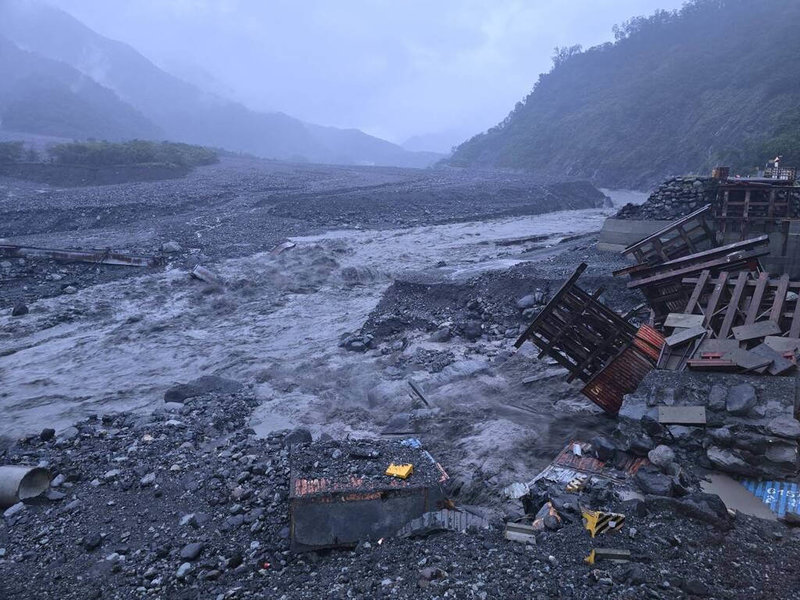 颱風康芮侵襲，高雄荖濃溪水暴漲及玉穗溪土石流，南橫公路明霸克露橋鋼便橋及河床便道遭沖毀，讓桃源區3里再成孤島，370人滯留。高雄市政府原住民事務委員會1日表示，市長陳其邁已特別指示需備妥20天以上物資，以防搶通路段時間太長。（高雄市原民會提供）中央社記者洪學廣傳真  113年11月1日