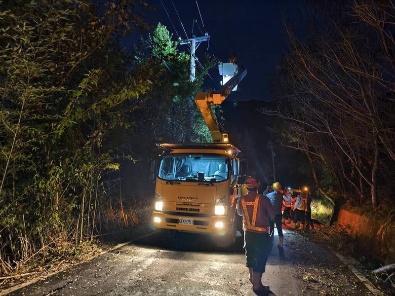 颱風康芮過境台灣，台電新竹區處1日晚間指出，新竹縣、市曾停電戶數達1萬4978戶，截至1日晚間9時尚有新竹縣尖石鄉約200戶待修，復電率約99%。圖為台電人員入夜後持續作業，力拚儘早恢復供電。（台電新竹區營業處提供）中央社記者魯鋼駿傳真 113年11月1日