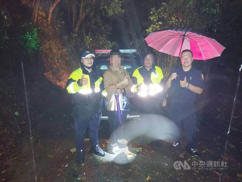 颱風康芮襲台期間，台中陳姓男大生（左2）10月31日中午見無風雨，前往太平區咬人狗坑步道散心，不料下午天色昏暗、風雨增強迷路，警方獲報上山尋獲男大生，引導男大生下山。（翻攝照片）中央社記者蘇木春傳真  113年11月1日