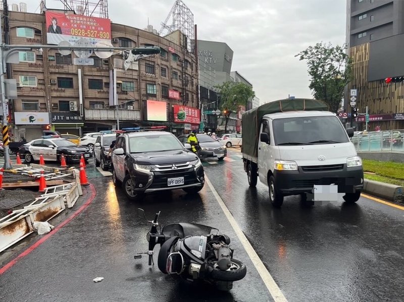 高雄劉姓女騎士1日上午騎車行經建國一路、大順三路口，追撞同向顏姓捷警巡邏車，再波及1輛機車跟1輛自小客車，幸均無大礙，共造成2機車2汽車受損。（高雄市苓雅警分局提供）中央社記者洪學廣傳真  113年11月1日