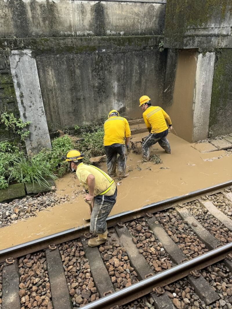 颱風康芮侵襲台灣,造成台鐵多處路段受損。(圖取自台鐵網頁railway.gov.tw)