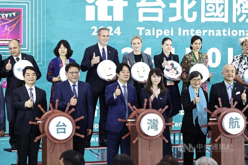 總統賴清德(前左3)1日在台北南港展覽館出席2024台北國際旅展開幕典禮,與台灣觀光協會會長簡余晏(前右3)、台灣觀光協會榮譽會長葉菊蘭(前右2)等人一同比讚合影。前左2為總統府祕書長潘孟安。中央社記者翁睿坤攝 113年11月1日