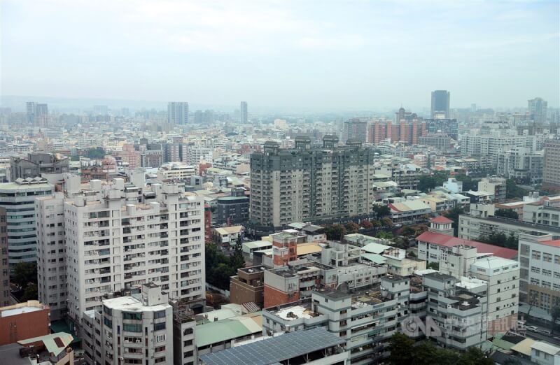 圖為從高處遠眺台中市西區建築街景。（中央社檔案照片）