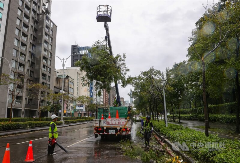 圖為1日上午工務局人員在台北市大安區清理散落車道的殘枝、樹葉,盼盡速恢復市容。中央社記者謝佳璋攝 113年11月1日