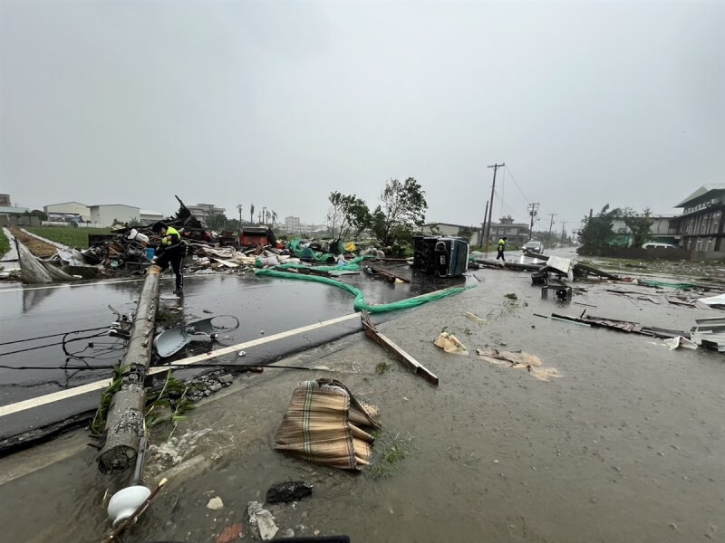 強颱康芮挾帶強風豪雨，花蓮縣吉安鄉南海五街10月31日有電線桿倒塌、貨車翻覆。（花蓮縣消防局提供）