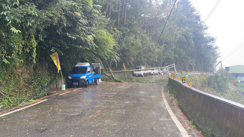 颱風康芮造成台中市和平區梨山地區多處道路坍方、電桿傾倒，至今仍有3000多戶停電。（民眾提供）中央社記者趙麗妍傳真 113年11月1日