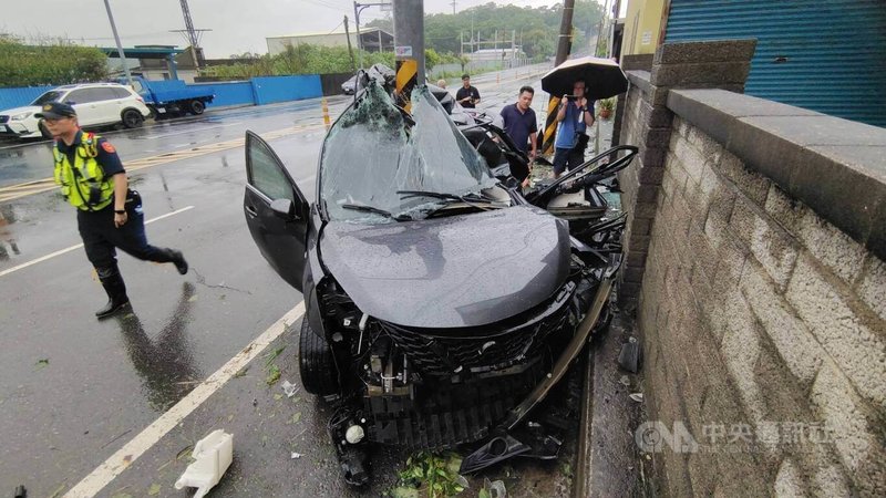 苗栗市台13線新英國小前路段1日下午發生轎車自撞電桿事故,警消獲報到場發現,轎車撞擊後嚴重變形,駕駛送醫不治。中央社記者管瑞平攝 113年11月1日