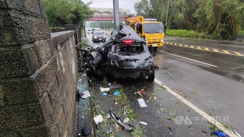 苗栗市台13線新英國小前路段1日下午發生轎車自撞電桿事故，轎車嚴重毀損變形，男性駕駛送醫搶救仍宣告不治。中央社記者管瑞平攝  113年11月1日