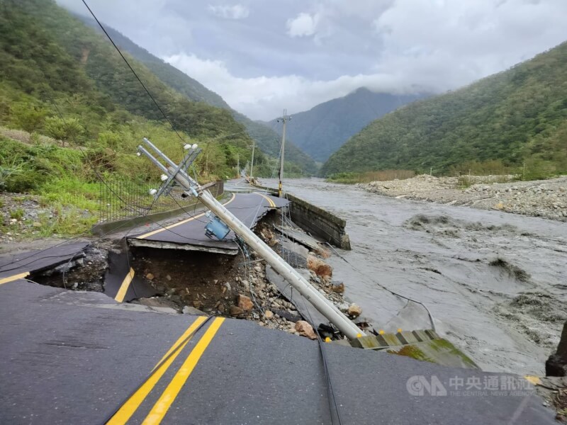 颱風康芮在宜蘭縣南澳鄉造成不少災情，鄉內多條道路路面塌陷，部分路基也遭淘空中斷。（南澳鄉公所提供）中央社記者沈如峰宜蘭縣傳真 113年11月1日