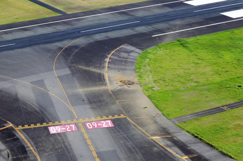 日本宮崎機場滑行道2日發生滑行道爆炸塌陷意外。（共同社）