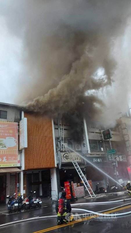 台中市北區1家小吃店1日上午發生火警，因火勢猛烈延燒多戶，消防局獲報到場搶救，起火原因待調查釐清。（翻攝照片）中央社記者蘇木春傳真  113年11月1日