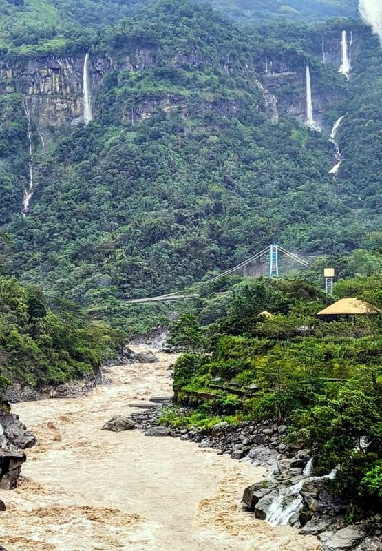 颱風康芮帶來豐沛雨量，阿里山達娜伊谷自然生態園區內「蟲蟲山」，1日出現夢幻瀑布群美景。（莊信然提供）中央社記者蔡智明傳真  113年11月1日