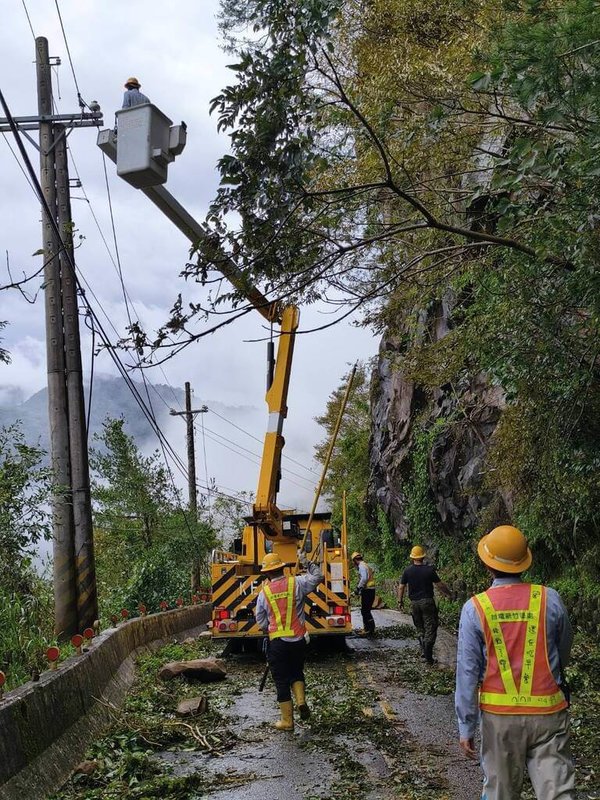 颱風康芮強風豪雨重創新竹山區，造成新竹地區累計曾停電戶數達1.2萬餘戶，台電新竹區營業處1日表示，會增派人員前往山區支援，力拚全面復電。（台電新竹區營業處提供）中央社記者郭宣彣傳真  113年11月1日