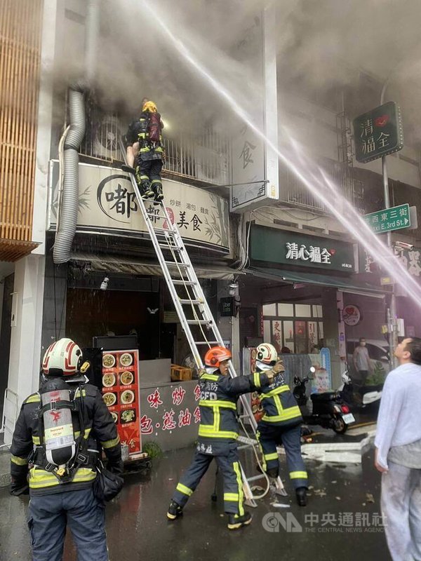 台中市北區1處小吃店1日上午火警，火勢猛烈竄出濃煙，消防局獲報到場布水線搶救。（翻攝照片）中央社記者蘇木春傳真  113年11月1日