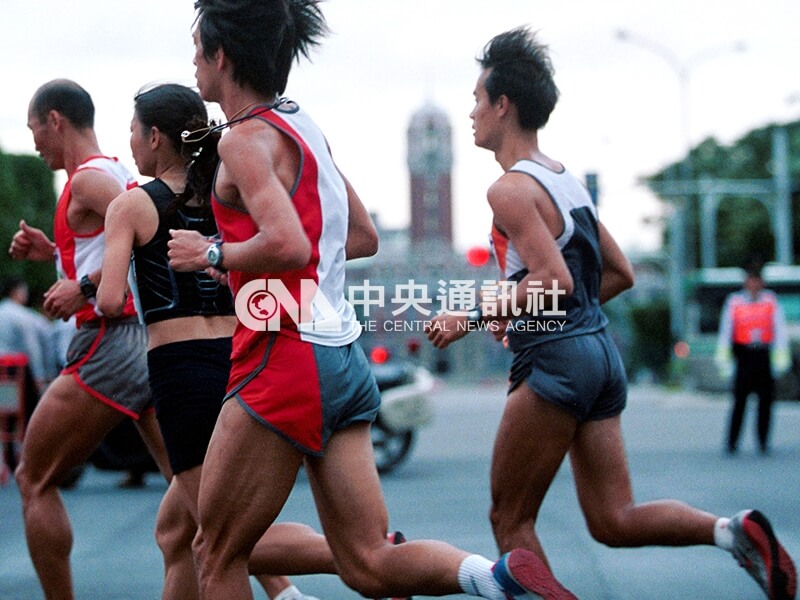 台北馬拉松參賽選手在晨曦中經過總統府前。中央社記者張天雄攝　90年11月4日