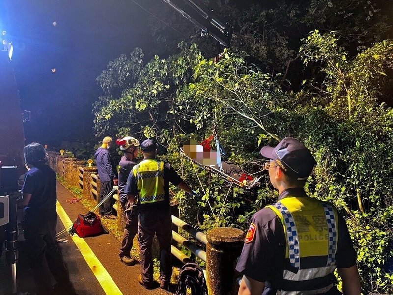 彰化縣李姓女子2日駕車與家屬共4人赴阿里山遊玩，下午下山時疑因路況不熟跌落逾10公尺深山谷，所幸4人獲救後皆無生命危險。（警方提供）中央社記者黃國芳傳真  113年11月2日