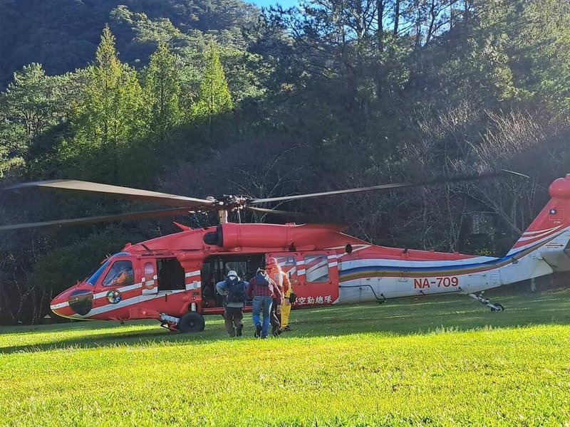 南投仁愛鄉4名部落獵人在颱風康芮海警發布後入山漁獵，疑因溪水暴漲受困，南投縣消防局2日請空勤直升機協助搜尋，上午在濁水溪河床發現4人，並載送下山，協助脫困。（南投縣消防局提供）中央社記者吳哲豪傳真  113年11月2日