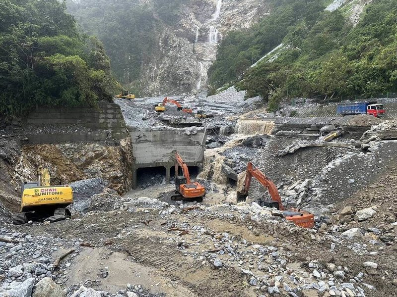颱風康芮過境,公路局東區養護工程分局南澳工務段指出,蘇花路廊台9線161.3k匯德隧道北口發生土石流坍土方約1萬2000立方公尺,道路及隧道洞口遭土石淹埋,公路局動員多部機具搶修(公路局提供)中央社記者張祈傳真 113年11月2日