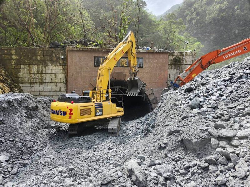颱風康芮造成台9線蘇花路廊受損,匯德隧道北口遭土石淹埋,經公路局日夜搶通,2日上午11時搶通開放兩時段放行。(公路局提供)中央社記者張祈傳真 113年11月2日