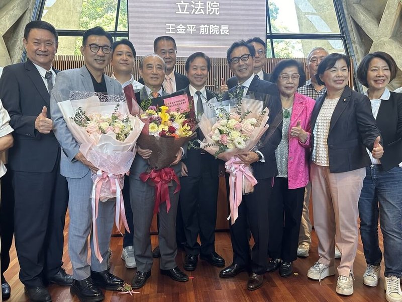 東海大學2日舉辦69週年校慶典禮,校長張國恩(前左4)會中為前立法院長王金平(前左3)、富邦集團董事長蔡明忠(前右4)頒發榮譽講座教授聘書,雙方親友團也在場開心觀禮並獻花致意。(東海大學提供)中央社記者趙麗妍傳真 113年11月2日