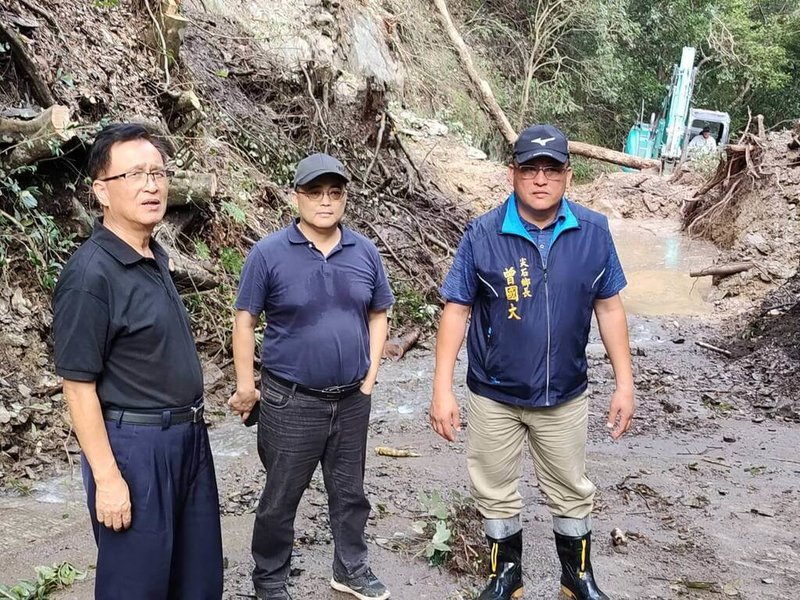 颱風康芮導致新竹縣尖石鄉司馬庫斯部落聯絡道中斷,縣府原住民族行政處長雲天寶(左)、尖石鄉長曾國大(右)等人2日與委外廠商調派重機具前往,發現有多處坍塌,將邊搶通、邊前進部落。(新竹縣政府提供)中央社記者魯鋼駿傳真 113年11月2日