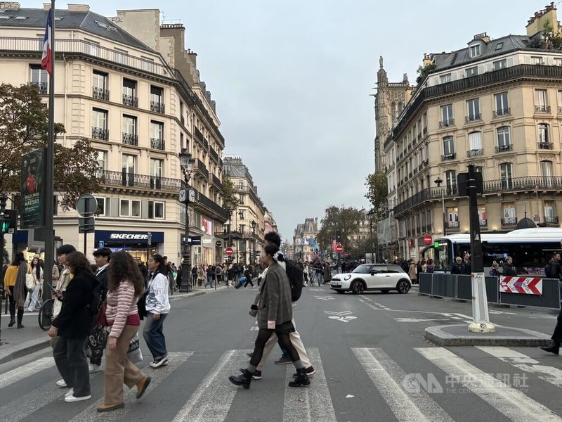 建造於19世紀的里沃利街（Rue de Rivoli）位於一區，是巴黎充滿時尚氣息的商業家，與塞納河平行，平日車水馬龍。4日起，該道路也將被劃入限行區，一般車輛須證明要在此停留才能駛入。中央社記者曾婷瑄巴黎攝 113年11月2日