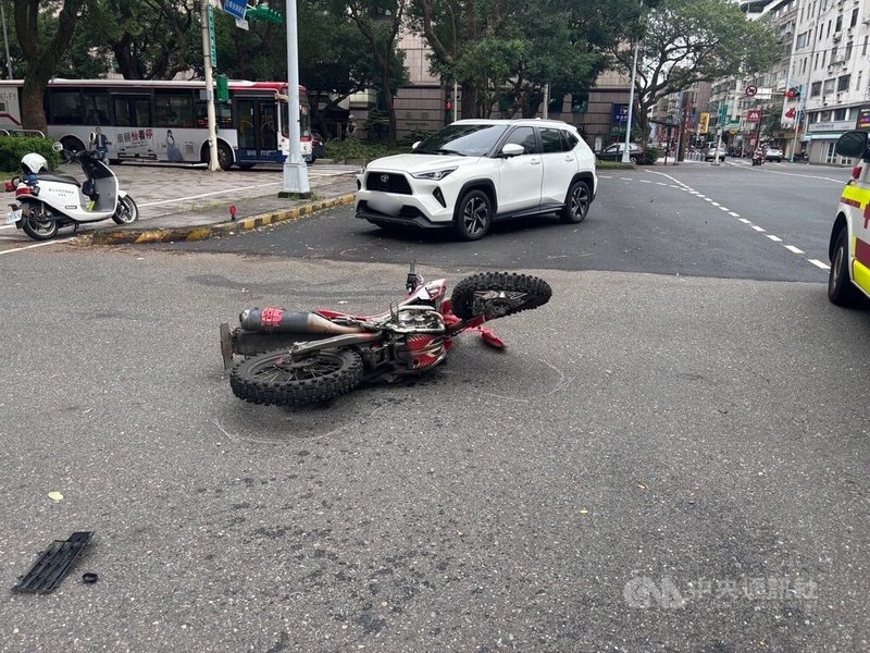 台北市敦化北路一處路口2日有一輛計程車疑未注意左轉號誌燈，導致直行女機車騎士直接撞上，女騎士送醫搶救不治。（翻攝畫面）中央社記者劉建邦傳真  113年11月2日