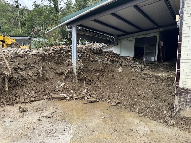 颱風康芮日前挾強風豪雨侵襲台灣，花蓮縣卓溪鄉山區發生土石流且沖進民宅，民眾房舍慘遭土石泥流淹沒，災後欲重整家園卻又碰上停水、停電，困難度倍增。中央社記者張祈攝  113年11月2日