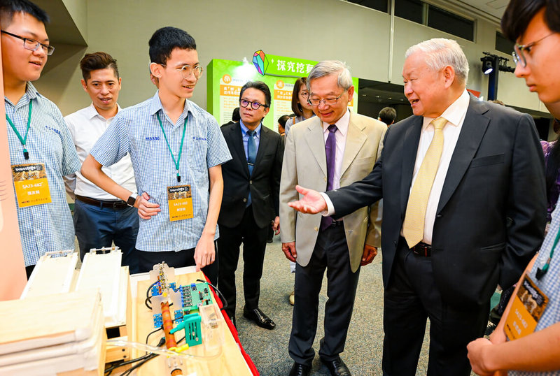 台北市內湖高工團隊「以多任務學習MTL深度學習網路建構識譜吹笛機器人」參與2024第23屆旺宏科學獎競賽,榮獲金牌獎肯定,2日開心受獎並展示成果。(旺宏科學獎提供)中央社記者陳至中傳真 113年11月2日