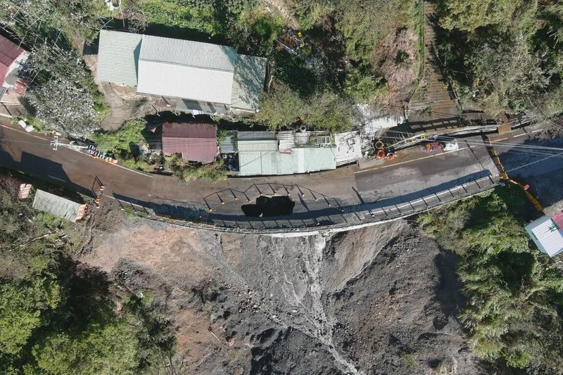 颱風「康芮」帶來豪雨，台8線中橫公路83公里處路面被掏空，出現大坑洞，谷關工務段2日上午將施工回填土石。（民眾提供）中央社記者趙麗妍傳真 113年11月2日