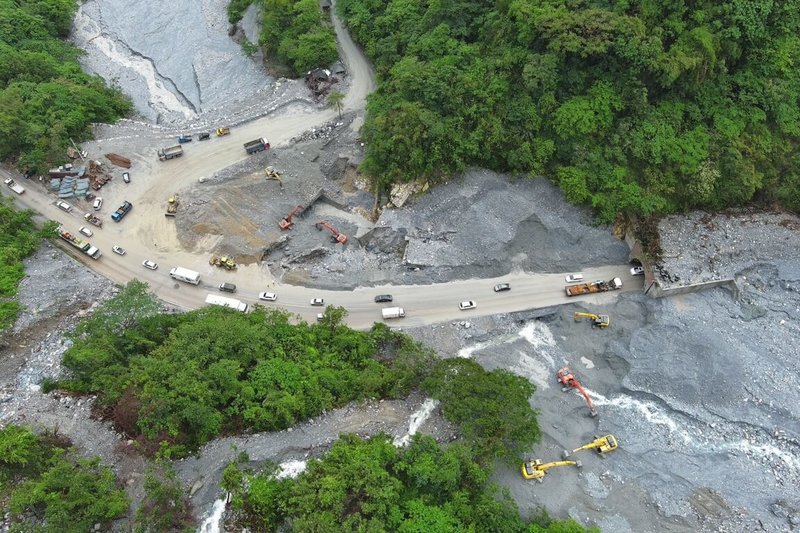 颱風康芮造成台9線蘇花路廊受損，匯德隧道北口遭土石淹埋，2日上午11時搶通，開放上午11時至下午2時、下午5時至晚間7時通行，夜間則封閉不放行。（公路局提供）中央社記者張祈傳真 113年11月2日