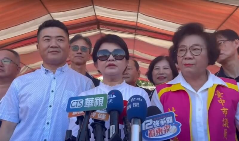 台中電廠二期新建燃氣機組環評通過,台中市長盧秀燕(前中)受訪表示,中火二期應該比照一期,機組增一拆一,不能犧牲中部人的健康。(民眾提供)中央社記者趙麗妍傳真 113年11月2日
