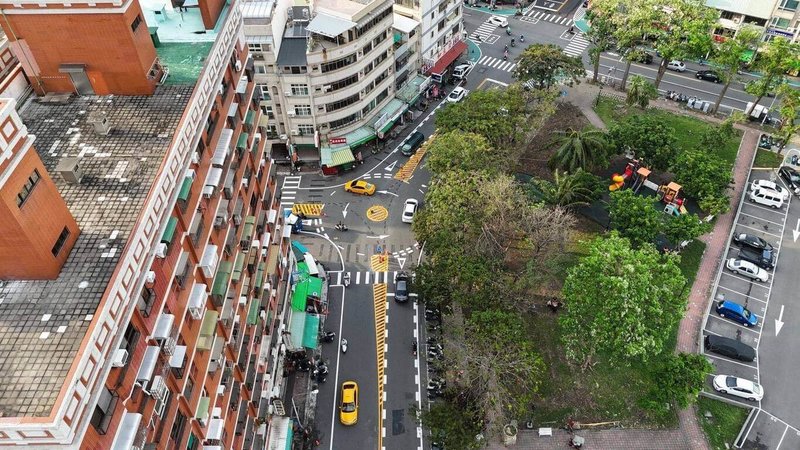 高雄市前鎮區瑞福路與崗山南街路口，因三岔斜交路型易衍生擦撞事故，交通局經多次會勘與民意支持，1日完成標線圓環，重新調整路口行車方向。（高雄市交通局提供）中央社記者林巧璉傳真  113年11月2日