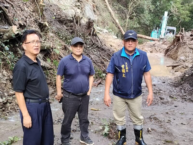 颱風康芮導致新竹縣尖石鄉司馬庫斯部落聯絡道中斷,縣府原住民族行政處長雲天寶(左)、尖石鄉長曾國大(右)等人2日與委外廠商調派重機具前往,發現有多處坍塌,將邊搶通、邊前進部落。(新竹縣政府提供)中央社記者魯鋼駿傳真 113年11月2日