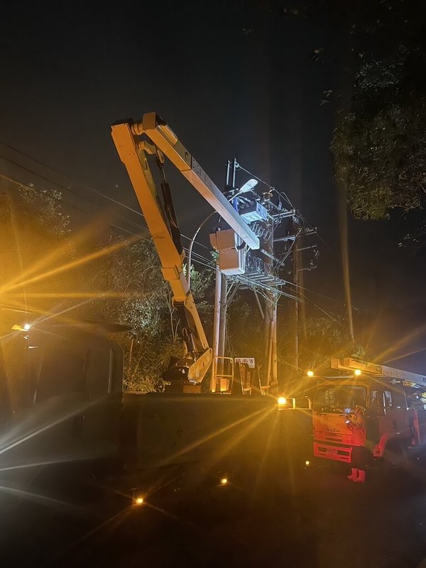 颱風康芮過境致災，新北市至2日晚間9時為止還有1600戶停電。台電表示，直至深夜仍在搶修，停電事故的發生台電比用戶們都急。（台電北南區營業處提供）中央社記者黃旭昇新北市傳真 113年11月2日